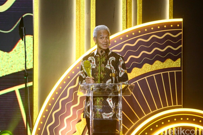 Momen CT Serahkan detikcom Awards 2023 ke Ganjar
