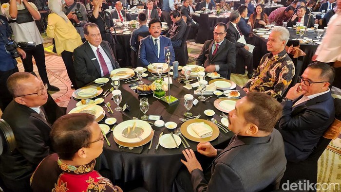 Momen CT Serahkan detikcom Awards 2023 ke Ganjar Momen CT Serahkan detikcom Awards 2023 ke Ganjar