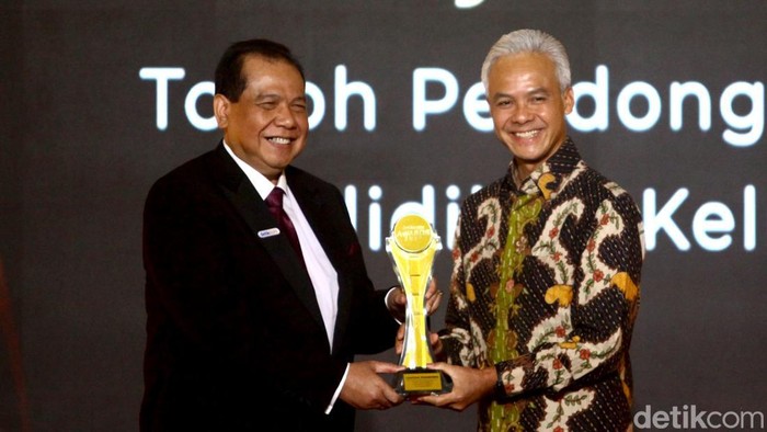 Momen CT Serahkan detikcom Awards 2023 ke Ganjar Momen CT Serahkan detikcom Awards 2023 ke Ganjar