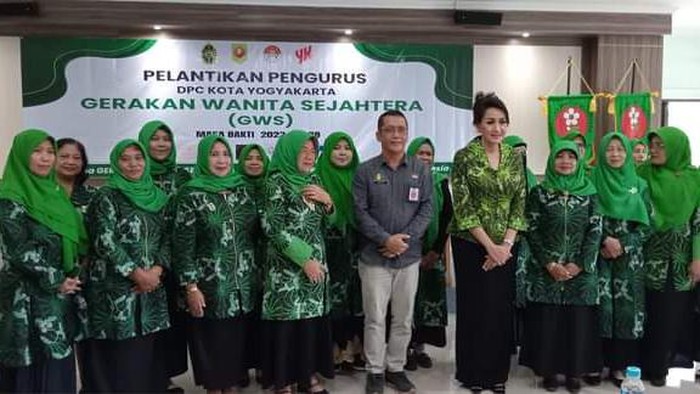 Ketua Umum Kowani dari organisasi GWS, Dr. Ir. Giwo Rubianto Wiyogo, M.Pd, berfoto dengan Pengurus DPC GWS Kota Yogyakarta dan Kabupaten Gunungkidul.