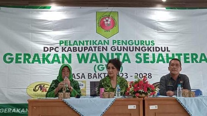 Ketua Umum Kowani dari organisasi GWS, Dr. Ir. Giwo Rubianto Wiyogo, M.Pd, berfoto dengan Pengurus DPC GWS Kota Yogyakarta dan Kabupaten Gunungkidul.