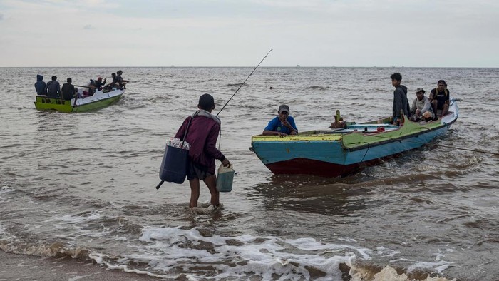 Nasib Nelayan Perairan Tanah Kuning Terdampak Proyek KIPI Fishermen prepare to leave on a beach in Tanah Kuning, near the site for the future development of the Kalimantan Industrial Park Indonesia, in North Kalimantan, Indonesia, Wednesday, Aug. 23, 2023. The industrial park being built in Indonesia on the tropical island of Borneo that has attracted billions of dollars in foreign and domestic investment is damaging the environment in an area where endangered species live and migrate. (AP Photo/Yusuf Wahil)