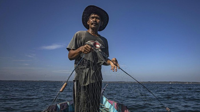 Nasib Nelayan Perairan Tanah Kuning Terdampak Proyek KIPI Fishermen prepare to leave on a beach in Tanah Kuning, near the site for the future development of the Kalimantan Industrial Park Indonesia, in North Kalimantan, Indonesia, Wednesday, Aug. 23, 2023. The industrial park being built in Indonesia on the tropical island of Borneo that has attracted billions of dollars in foreign and domestic investment is damaging the environment in an area where endangered species live and migrate. (AP Photo/Yusuf Wahil)