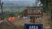Secara geografis Bukit Pamoyanan berada di ketinggian 625 Mbpl. Dengan area tanah yang membentuk seperti susunan terasering, kita juga dapat mendirikan tenda di sini.
