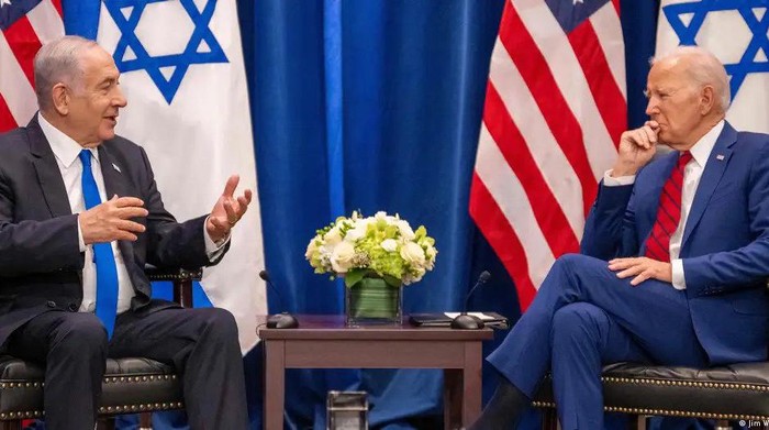 Bertemu untuk pertama kalinya sejak Netanyahu kembali berkuasa pada bulan Desember, kedua pemimpin mengisyaratkan keinginan untuk meredakan ketegangan dalam hubungan mereka. (Jim Watson/AFP/Getty Images)