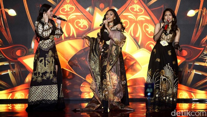detikcom Awards 2023 digelar di The Westin, Jakarta, Kamis (21/9). Selain tarian tradisional, acara ini juga dimeriahkan oleh trio jebolan Indonesian Idol seperti Novia Bachmid, Olivia Pardede, dan Mirabeth Sonia.
