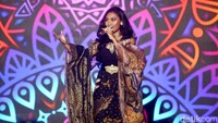 Tri Vanita melakukan mashed up atau medley lagu-lagu tradisional khas Indonesia. Ada Anak Kambing Saya, Tak Lelo Lelo Ledung, Yamko Rambe Yamko, Sik Sik Sibatumanikam sampai Padamu Negeri.  