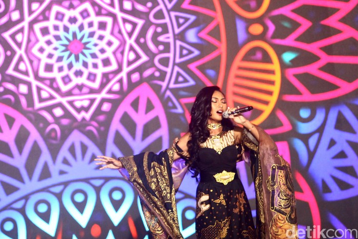 detikcom Awards 2023 digelar di The Westin, Jakarta, Kamis (21/9). Selain tarian tradisional, acara ini juga dimeriahkan oleh trio jebolan Indonesian Idol seperti Novia Bachmid, Olivia Pardede, dan Mirabeth Sonia.