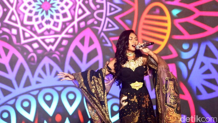 Novia Bachmid, Olivia dan Mirabeth di detikcom Awards 2023 detikcom Awards 2023 digelar di The Westin, Jakarta, Kamis (21/9). Selain tarian tradisional, acara ini juga dimeriahkan oleh trio jebolan Indonesian Idol seperti Novia Bachmid, Olivia Pardede, dan Mirabeth Sonia.