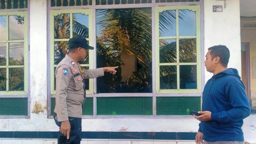 Rumah milik I Ketut Dangin yang berada di Banjar Dinas Karanganyar, Desa Sibetan, Kecamatan Bebandem, Kabupaten Karangasem rusak setelah diamuk oleh I Nengah Dauh pada Kamis (21/9/2023).