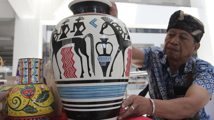Peserta menata karya seni kriya berupa keramik buatannya dalam pameran bertajuk Festival Mbois di Gedung Malang Creative Center, Jawa Timur, Kamis (21/9/2023). Pameran yang diadakan selama tiga hari tersebut menampilkan berbagai karya antara lain seni kriya, seni arsitektur serta seni desain untuk memacu kreatifitas sekaligus meningkatkan daya saing bagi pekerja kreatif maupun pelaku Usaha Mikro Kecil Menengah (UMKM). ANTARA FOTO/Ari Bowo Sucipto/hp.
