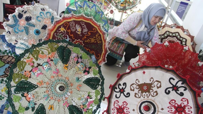Pameran karya kreatif bertajuk Festival Mbois Peserta menata karya seni kriya berupa keramik buatannya dalam pameran bertajuk Festival Mbois di Gedung Malang Creative Center, Jawa Timur, Kamis (21/9/2023). Pameran yang diadakan selama tiga hari tersebut menampilkan berbagai karya antara lain seni kriya, seni arsitektur serta seni desain untuk memacu kreatifitas sekaligus meningkatkan daya saing bagi pekerja kreatif maupun pelaku Usaha Mikro Kecil Menengah (UMKM). ANTARA FOTO/Ari Bowo Sucipto/hp.