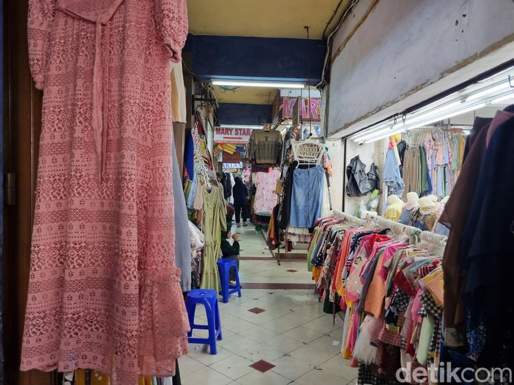 Ngenesnya Pasar Kapasan yang Meski Banyak Toko Buka Tapi Sepi Pembeli