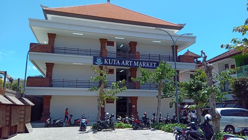 Pasar Seni Kuta di Kecamatan Kuta, Badung, Bali, Kamis (21/9/2023). Desa Adat Kuta akan menarik retribusi dari para pedagang di pasar tersebut.