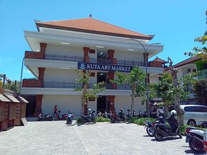 Desa Adat Kuta Akan Tarik Retribusi, Pedagang Pasar Seni: Omzet Menurun