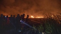 Petugas gabungan dari Manggala Agni Daops Banyuasin, Polri, RPK PT Pupuk Sriwidjaja masih terus berupaya melakukan pemadaman kebakaran lahan di daerah tersebut. 