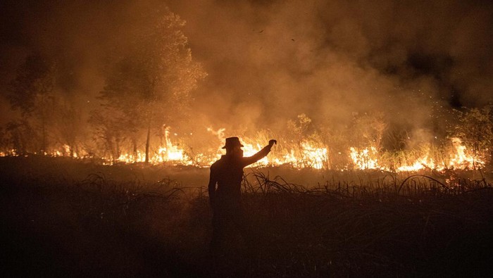 Pemadaman kebakaran lahan di Pemulutan Personel Polri melakukan pemadaman kebakaran lahan di Desa Muara dua, Kecamatan Pemulutan, Kabupaten Ogan Ilir (OI), Sumatera Selatan, Rabu (20/9/2023). Petugas gabungan dari Manggala Agni Daops Banyuasin, Polri, RPK PT Pupuk Sriwidjaja masih terus berupaya melakukan pemadaman kebakaran lahan di daerah tersebut. ANTARA FOTO/Nova Wahyudi/nzzz