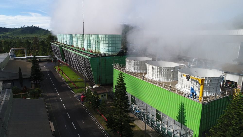 Pembangkit Listrik Tenaga Panas Bumi (PLTP) Kamojang milik PLN dengan kapasitas 140 MW yang berlokasi di  Kabupaten Bandung, Jawa Barat. PLTP Kamojang merupakan PLTP Pertama di Indonesia yang masih andal dalam memasok energi listrik tanah air. (DOK PLN)