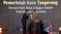 Penghargaan diberikan langsung oleh Wakil Pemimpin Redaksi detikcom, Elvan Dany Sutrisno.