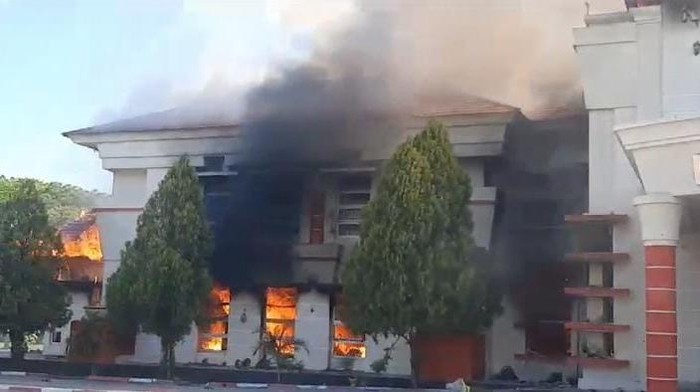 Penampakan kantor Bupati Pohuwato yang dibakar massa. Dokumen Istimewa