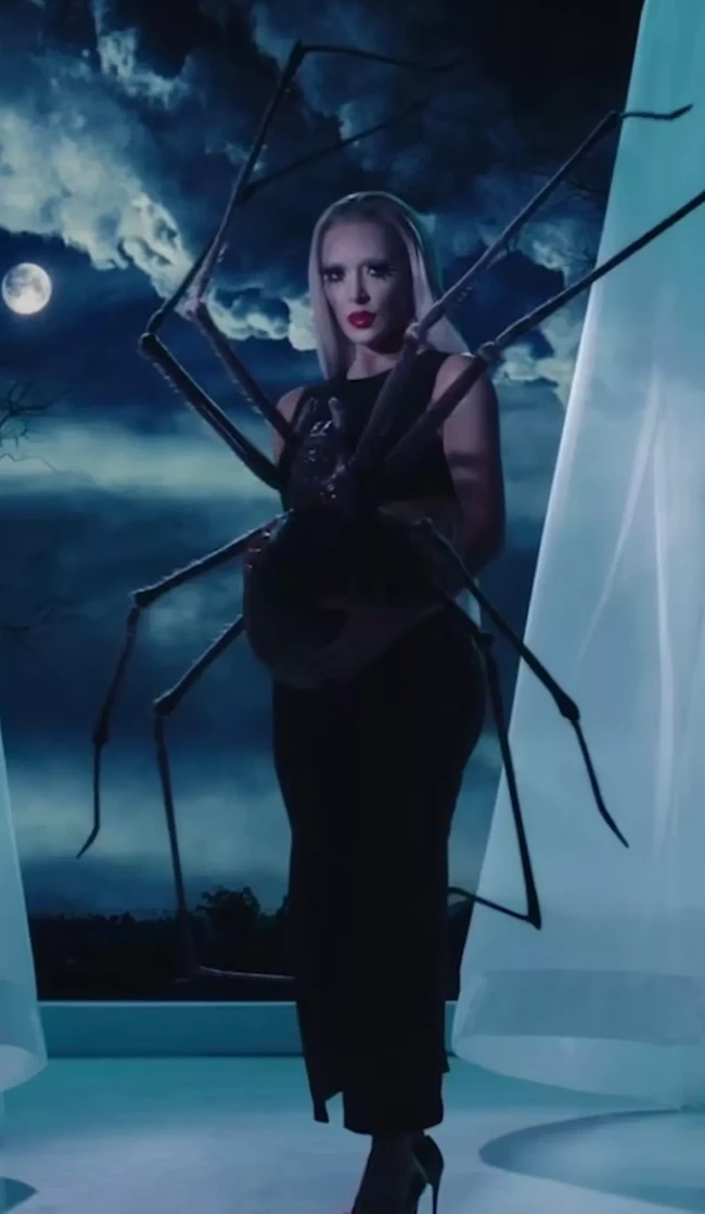 Kim tampil dengan rambut platinum panjang yang terlihat jelas seperti wig. Dalam trailernya, Kim terlihat memegang tarantula besar.  Foto: dok. American Horror Story