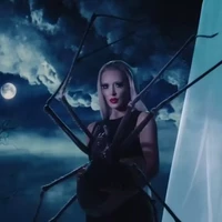 Kim tampil dengan rambut platinum panjang yang terlihat jelas seperti wig. Dalam trailernya, Kim terlihat memegang tarantula besar.  Foto: dok. American Horror Story