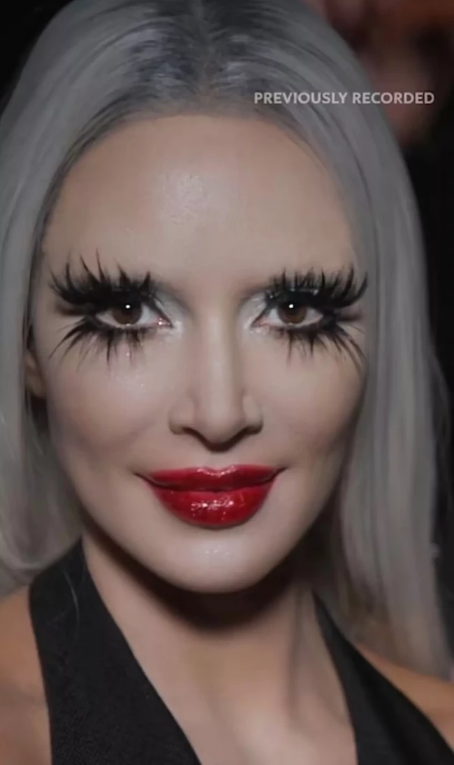 Melihat lebih dekat, seperti inilah penampakan mantan istri Kanye West itu. Dia menggunakan bulu mata tebal dan tanpa alis.  Foto: dok. American Horror Story