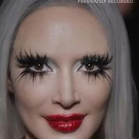 Melihat lebih dekat, seperti inilah penampakan mantan istri Kanye West itu. Dia menggunakan bulu mata tebal dan tanpa alis.  Foto: dok. American Horror Story
