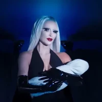 Karakter Kim adalah sosok jahat yang mengikuti wanita hamil dan membuat mereka keguguran. Di salah satu adegannya, tampak Kim Kardashian dengan akting horor sambil membawa bayi.  Foto: dok. American Horror Story