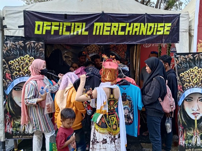 Pengunjung padati gerai oleh-oleh kaos Gandrung di UMKM Gandrung Sewu