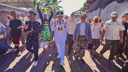 Penjabat (Pj) Gubernur Nusa Tenggara Barat (NTB) Lalu Gita Ariadi disambut meriah saat tiba di Lombok pada Kamis (21/9/2023). (Helmy Akbar/detikBali)