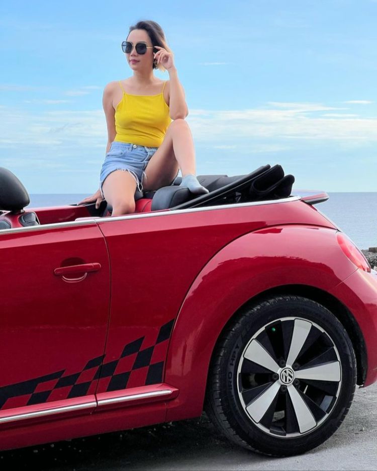 Ririn Rinura menyewa mobil VW Beatle dari Bali Travel Shop saat pelesiran di Bali beberapa waktu lalu.