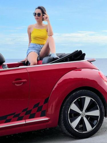 Ririn Rinura menyewa mobil VW Beatle dari Bali Travel Shop saat pelesiran di Bali beberapa waktu lalu.