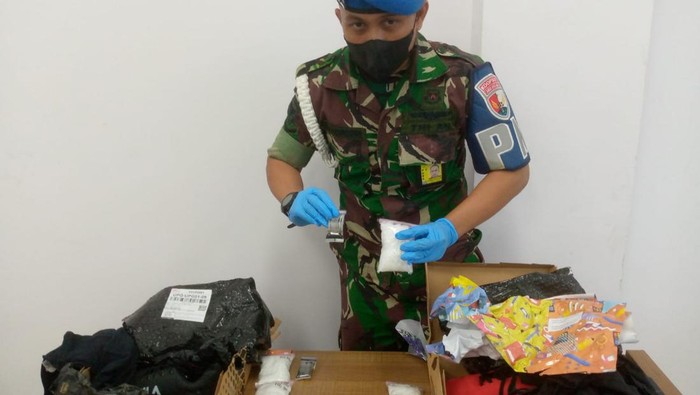 Personel TNI AU Lanud Pekanbaru menggagalkan penyelundupan sabu di Bandara SSK II Pekanbaru. (Istimewa)
