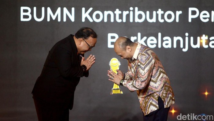 Pertamina Jadi BUMN Kontributor Pembangunan Berkelanjutan Dalam gelaran Detikcom Awards 2023, PT Pertamina (Persero) dianugerahi penghargaan sebagai BUMN Kontributor Pembangunan Berkelanjutan. Penghargaan diberikan karena perusahaan tiada henti menerapkan aspek Environment, Social and Governance (ESG) di seluruh lini bisnisnya.