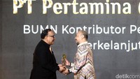 Penghargaan diberikan dalam ajang detikcom Awards 2023 di Hotel Westin, Kuningan, Jakarta Selatan, Kamis (21/9/2023). Penghargaan diberikan karena perusahaan tiada henti menerapkan aspek Environment, Social and Governance (ESG) di seluruh lini bisnisnya. 