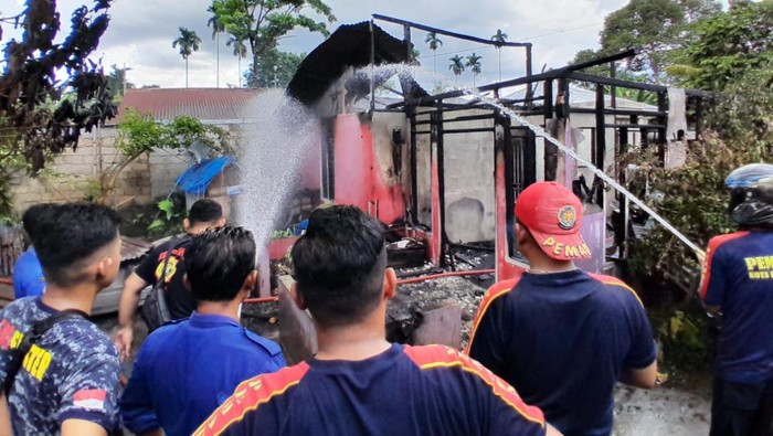 Petugas damkar melakukan pendinginan terhadap rumah yang terbakar di Payakumbuh, Sumbar. 1 orang tewas akibat kejadian itu. (Dok Damkar Payakumbuh)