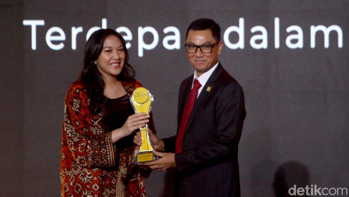 PT PLN (Persero) terus mendorong transisi energi sejalan dengan misi pemerintah. Keseriusan dalam mewujudkan energi bersih ini membuat perusahaan pelat merah ini dianugerahi penghargaan dalam kategori Terdepan dalam Wujudkan Transisi Energi di detikcom Award 2023.