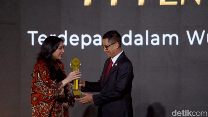 PLN Sabet Penghargaan Perusahaan Terdepan dalam Transisi Energi PT PLN (Persero) terus mendorong transisi energi sejalan dengan misi pemerintah. Keseriusan dalam mewujudkan energi bersih ini membuat perusahaan pelat merah ini dianugerahi penghargaan dalam kategori Terdepan dalam Wujudkan Transisi Energi di detikcom Award 2023.