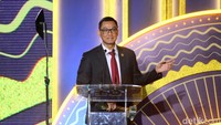 PLN, dalam RUPTL 2021-2030, menargetkan ada tambahan pembangkit energi baru terbarukan mencapai 20,9 GW atau porsinya akan mencapai 51,6 persen dari total kapasitas pembangkit baru. PLN juga aktif menurunkan penggunaan batu bara ada pembangkit yakni dengan mengganti sebagian batu bara dengan biomassa atau co-firing. PLN juga mengembangkan Carbon Capture and Storage (CCS) sehingga bisa menjadi teknologi penyerap emisi karbon dalam jumlah yang besar. PLN juga mengembangkan supergrid dan teknologi smart grid yang akan mengakselerasi penggunaan EBT di Indonesia. 