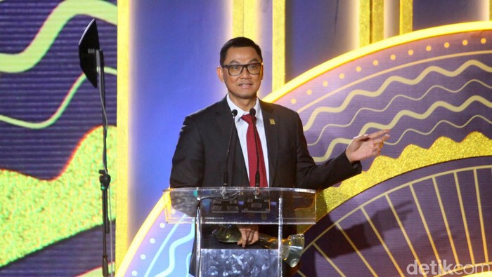 PT PLN (Persero) terus mendorong transisi energi sejalan dengan misi pemerintah. Keseriusan dalam mewujudkan energi bersih ini membuat perusahaan pelat merah ini dianugerahi penghargaan dalam kategori Terdepan dalam Wujudkan Transisi Energi di detikcom Award 2023.