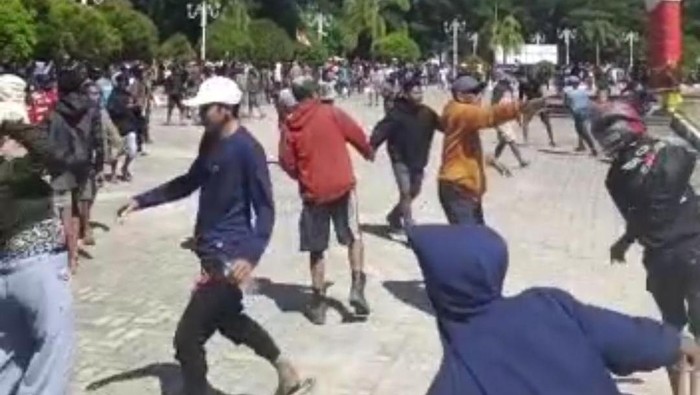 Polisi mengamankan sejumlah pengunjuk rasa terkait demo ricuh berujung pembakaran kantor Bupati Pohuwato, Gorontalo.