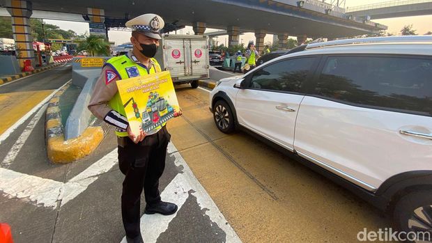 Polda Metro mensosialisasikan Operasi Zebra 2023 di Gerbang Tol Cililitan
