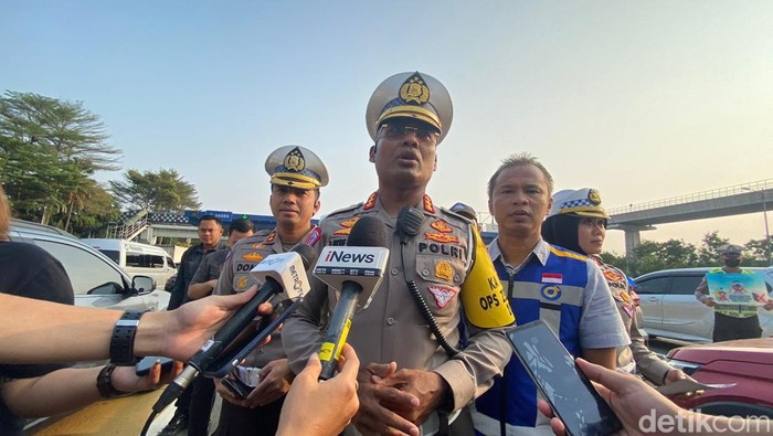 Polda Metro mensosialisasikan Operasi Zebra 2023 di Gerbang Tol Cililitan