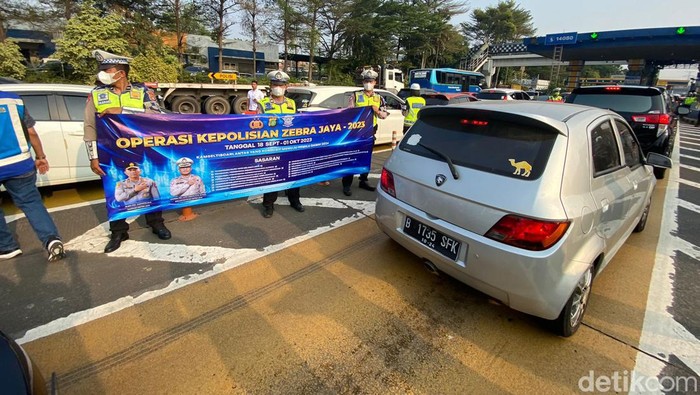 Polda Metro mensosialisasikan Operasi Zebra 2023 di Gerbang Tol Cililitan