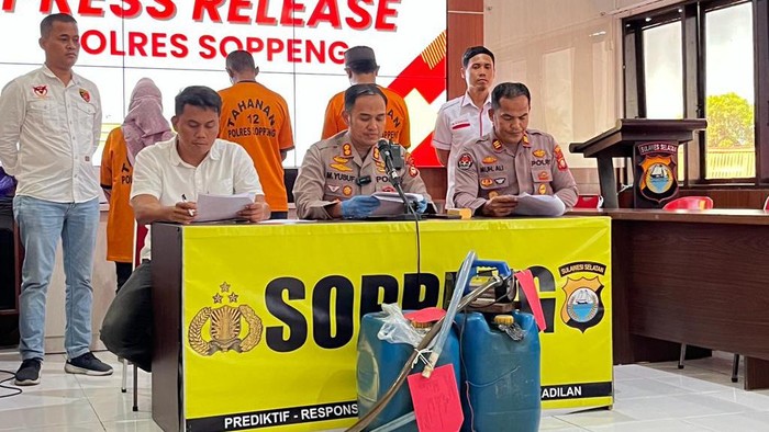 Polisi merilis kasus penyelundupan BBM di Soppeng.