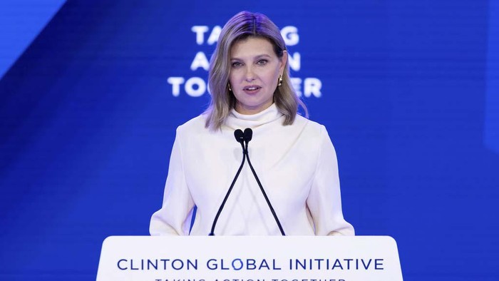 Hillary Clinton applauds as Ukraine's first lady Olena Zelenska accepts the Clinton Global Citizen Award during the Clinton Global Initiative, Tuesday, Sept. 19, 2023 in New York. (AP Photo/Julia Nikhinson)