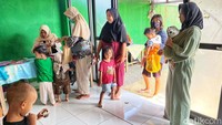 Dalam kegiatan imunisasi ini terdapat 120 anak yang masuk dalam target, namun biasanya yang datang hanya 20-40 anak. 