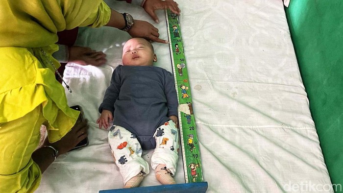 Posyandu menjadi garda terdepan untuk mengontrol kesehatan anak-anak Indonesia. Di sini para balita diperiksa kesehatannya hingga divaksin.