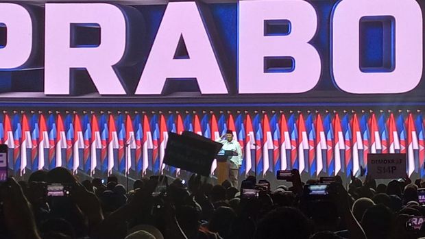 Prabowo Subianto memberi hormat kepada Susilo Bambang Yudhoyono (SBY) dan Agus Harimurti Yudhoyono (AHY) saat Rapimnas Partai Demokrat.